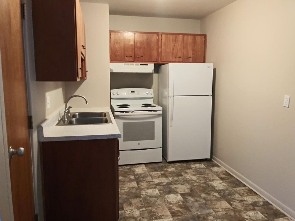 2nd image of 1624 N Lynhurst Dr