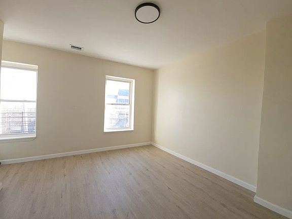 4th image of 854 Bay St Floor 3