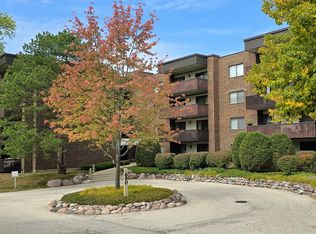 690 Chandler Rd APT 207, Gurnee, IL 60031