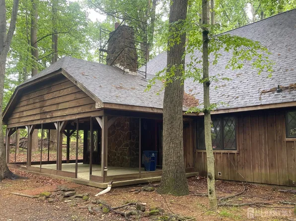 35 Woodward Rd, Manalapan, NJ 07726