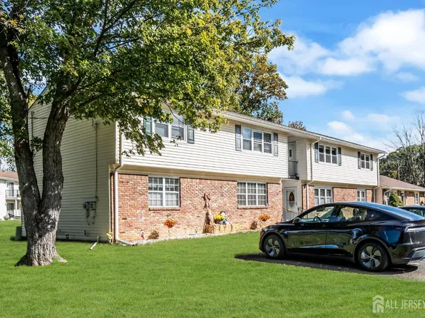 56 Galewood Dr APT C, Matawan, NJ 07747
