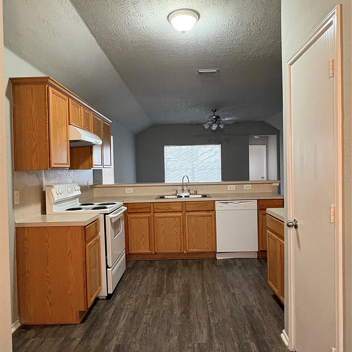 3 bed, 2.0 bath, 1458 sqft, $1,845 — Photo 3
