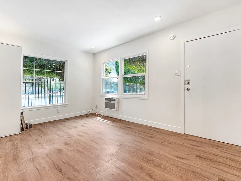 11503 Chandler Blvd #3/4 — Photo 8