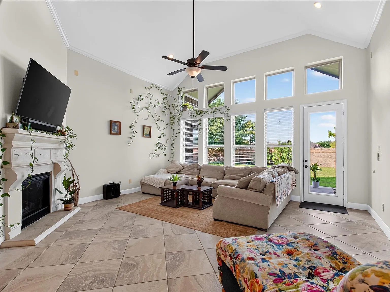 5 bed, 3.0 bath, 3143 sqft, $3,595 — Photo 3