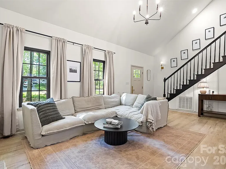 7802 Pinetuck Ln — Photo 1