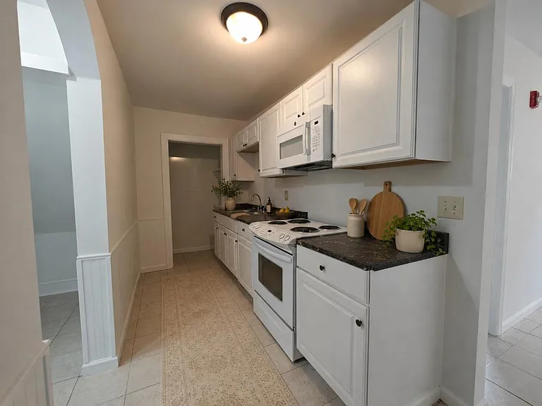 380 E Chestnut St — Photo 2