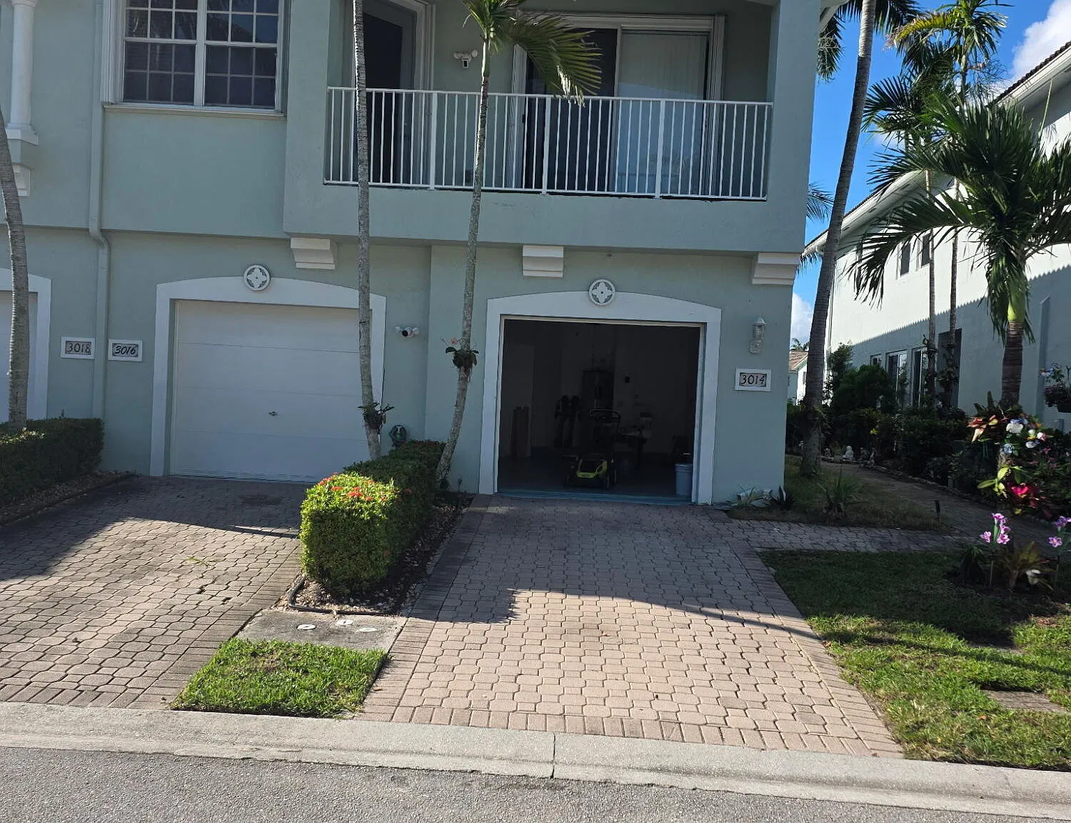 2 bed, 2.0 bath, 908 sqft, $2,399 — Photo 3
