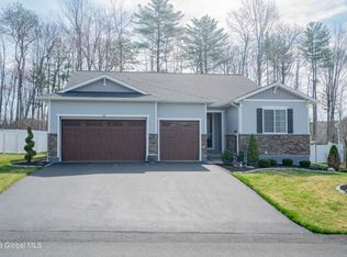15 Wexford Dr, Niskayuna, NY 12309
