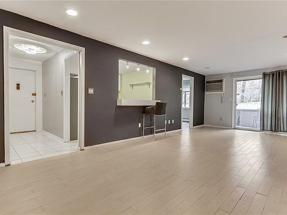 5th image of 352 Country Club Ln