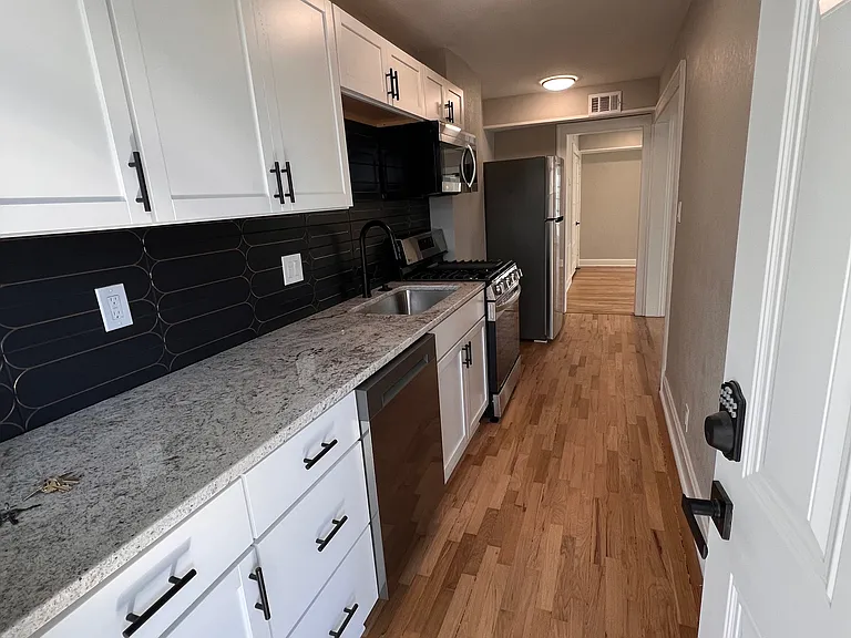 1809 W 41st St #2E — Photo 2