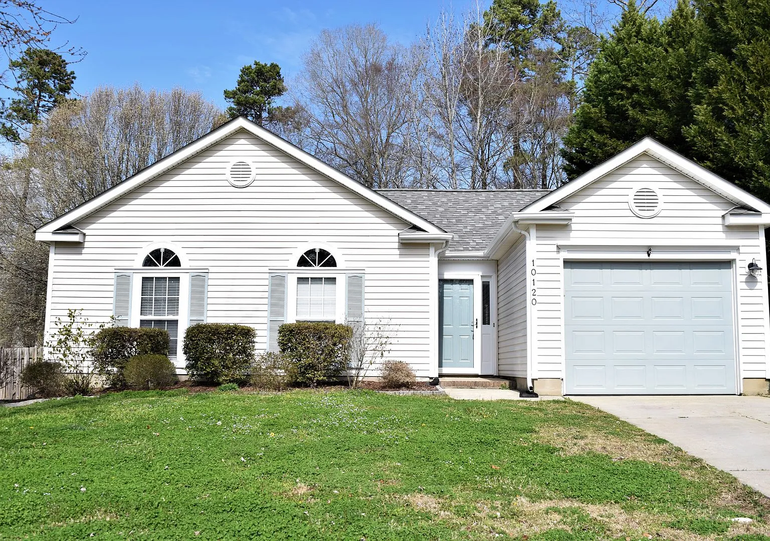Cute Ranch Style Home - Fenced Yard — Photo 1