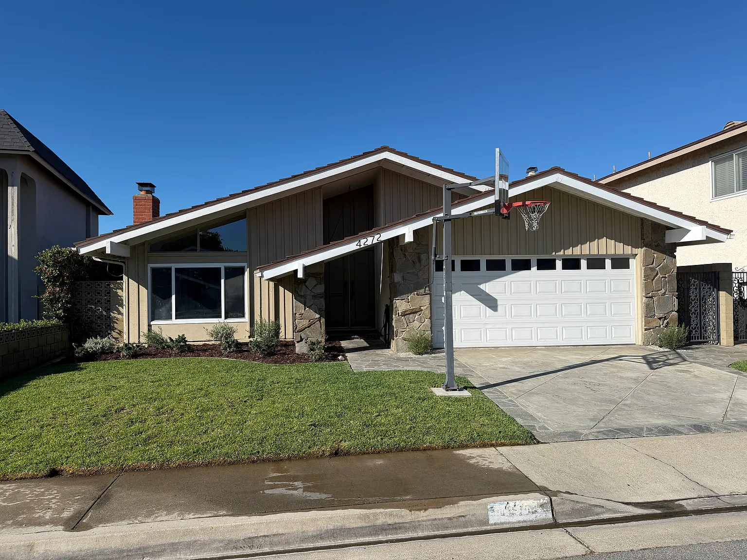 4 bed, 2016 sqft, $5,475 — Photo 1
