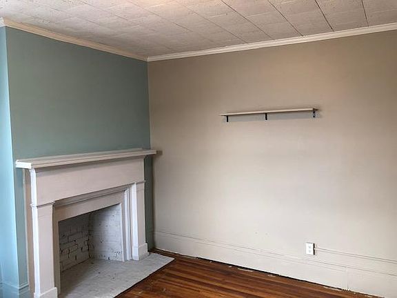 Living Area with Shelf
Fireplace is Non-Working