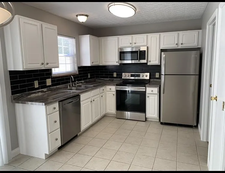 1615 N Star Ave — Photo 2