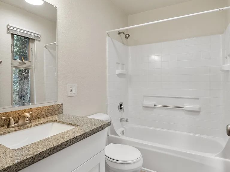 Lakeridge Apartments — Photo 9