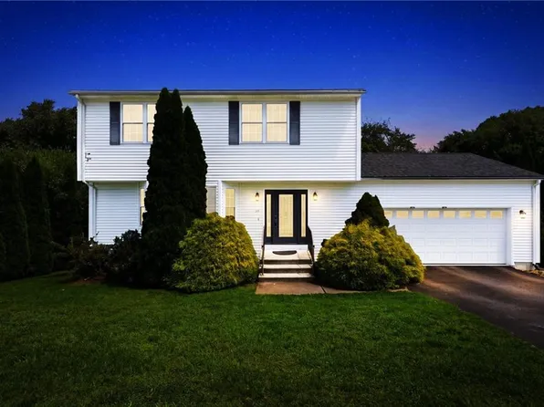 19 Gilcrest Dr, West Warwick, RI 02893
