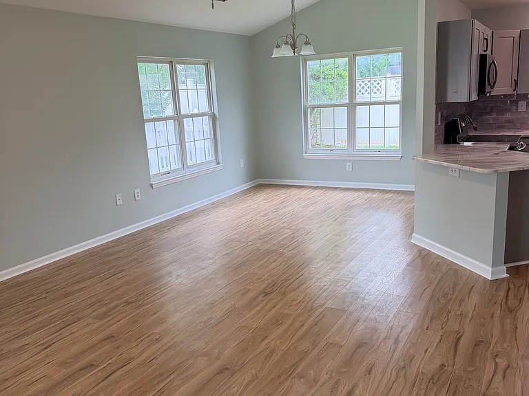 174 Sussex Ct — Photo 3