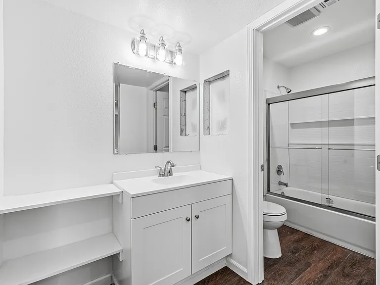 Oakbrook Apartments — Photo 23