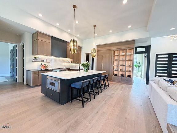 4th image of 1925 Hunting Ridge Rd