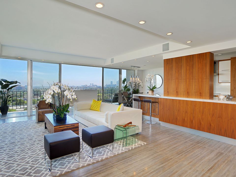 1st image of 818 N Doheny Dr APT 904