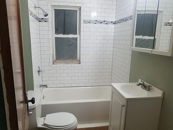 3rd image of 25 Ullman St Unit 1