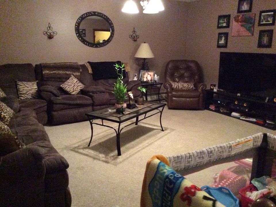 SPACIOUS Family Room 17x16