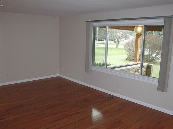 5th image of 1046 Sussex Ln