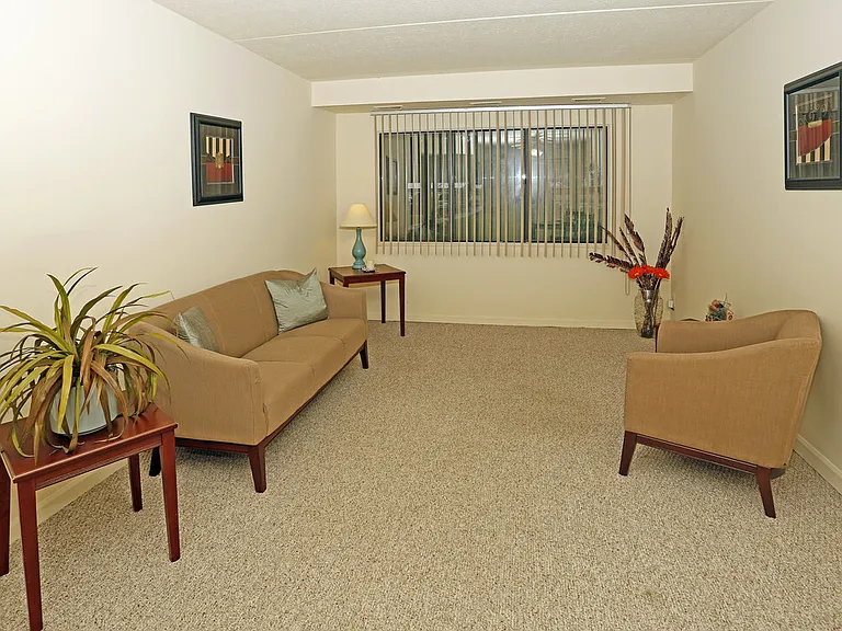 METRO TOWER APARTMENTS — Photo 13