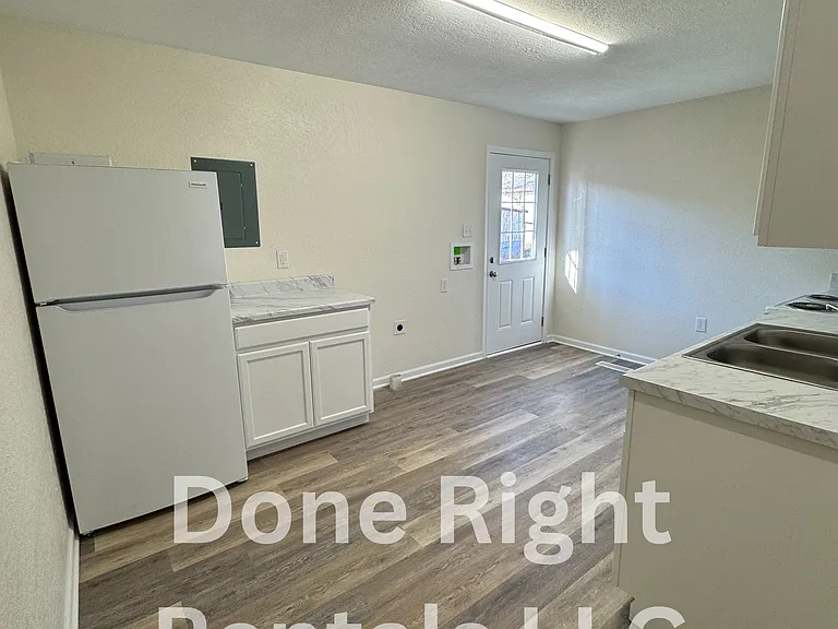 812 E 19th St #B — Photo 4