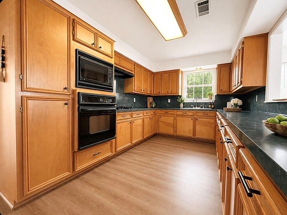 3rd image of 211 Shenandoah Dr