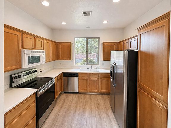 5th image of 912 N Echo Ln