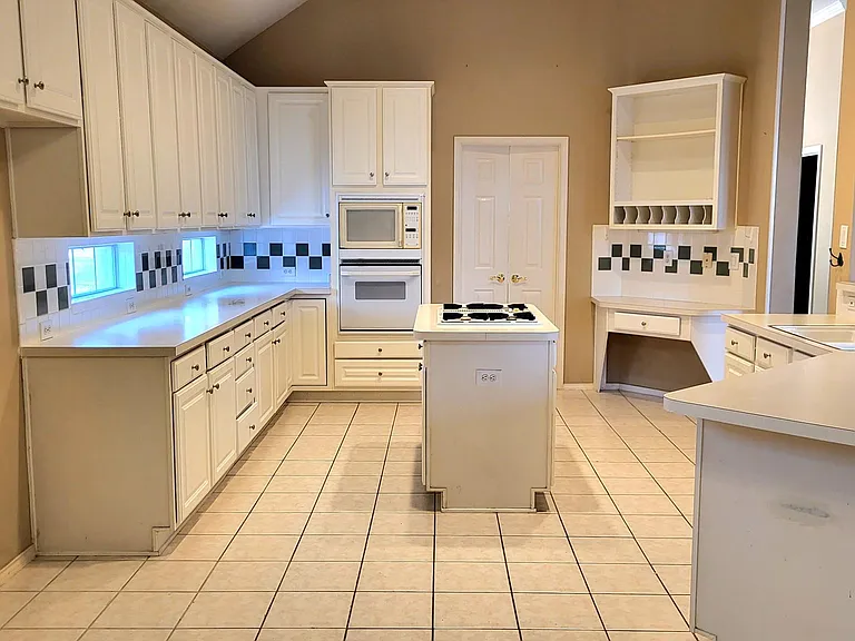 2421 Micarta Dr — Photo 4