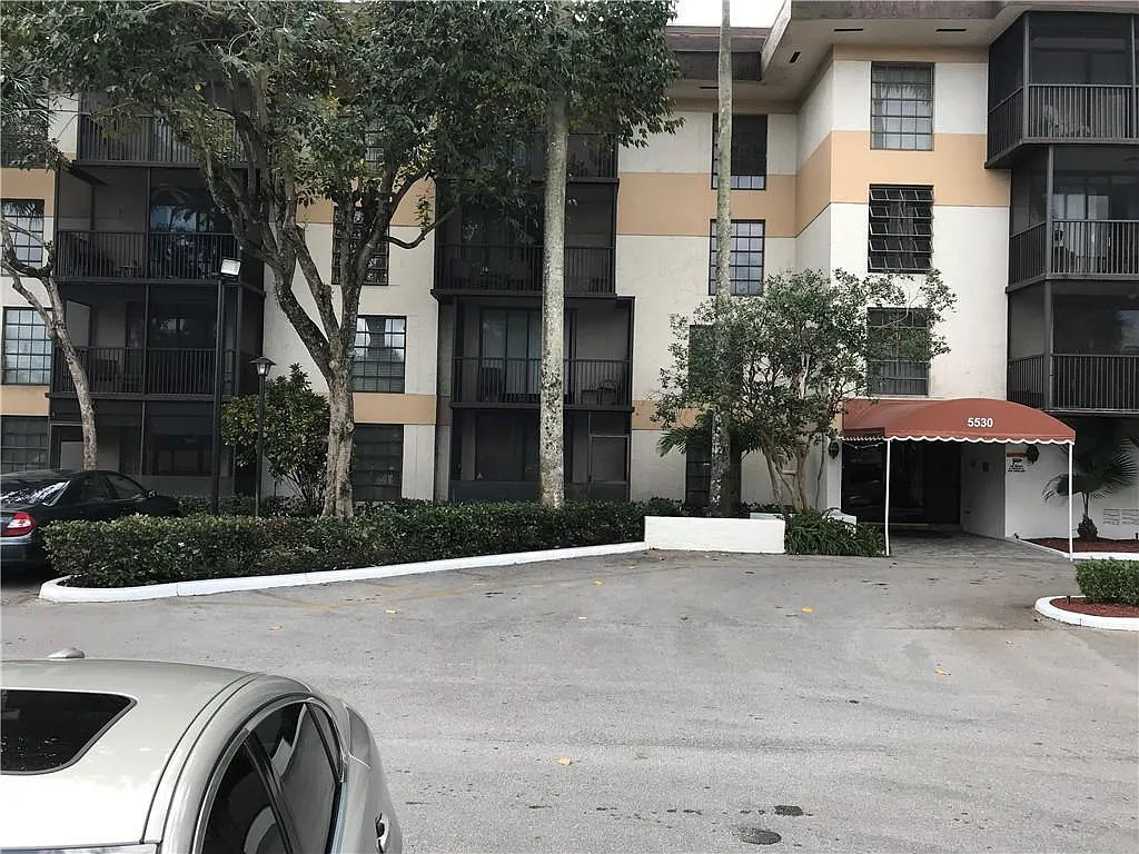 1 bed, 1.5 bath, 833 sqft, $1,400 — Photo 2