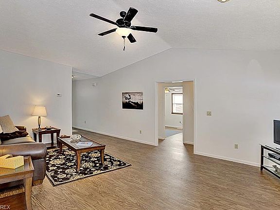 5th image of 572 Bayberry Dr