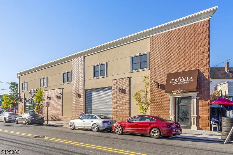 2 bed, 1.0 bath, $2,500 — Photo 2