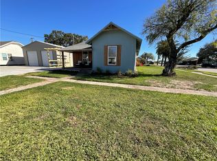 221 S McCall St, Sinton, TX 78387