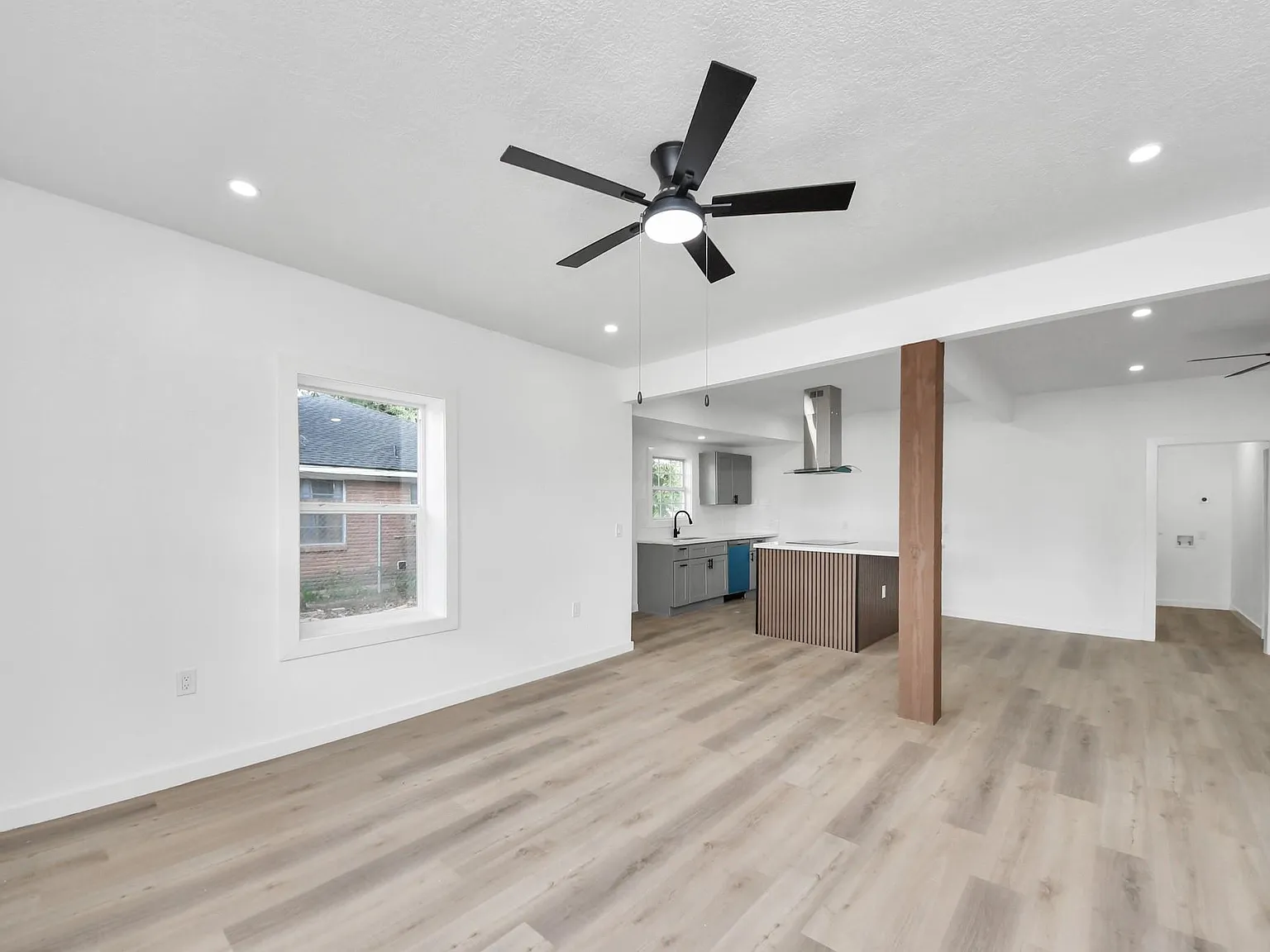 3 bed, 2.0 bath, 1392 sqft, $1,850 — Photo 3