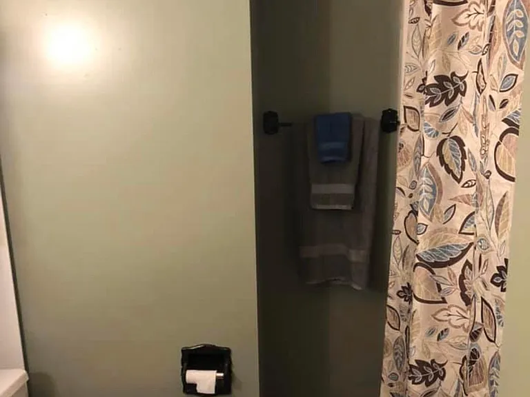 another photo of bathroom.