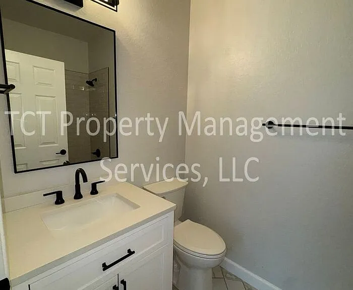 4216 E Oxford Ln — Photo 8