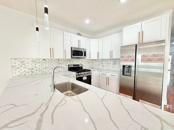 3rd image of 41 W 19th St #2
