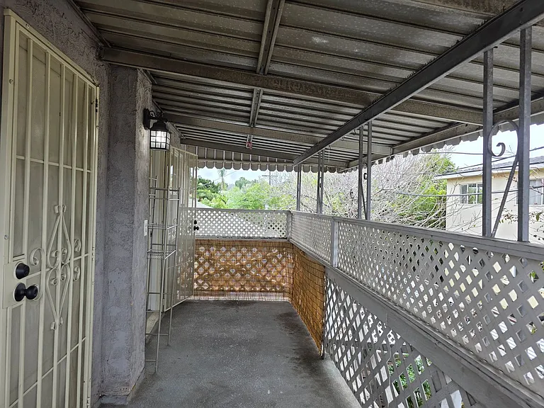 5547 Woodman Ave — Photo 18