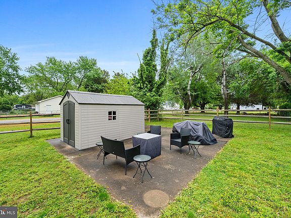4th image of 300 Mimosa Ave