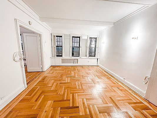 3rd image of 105 E 63rd St APT 2A