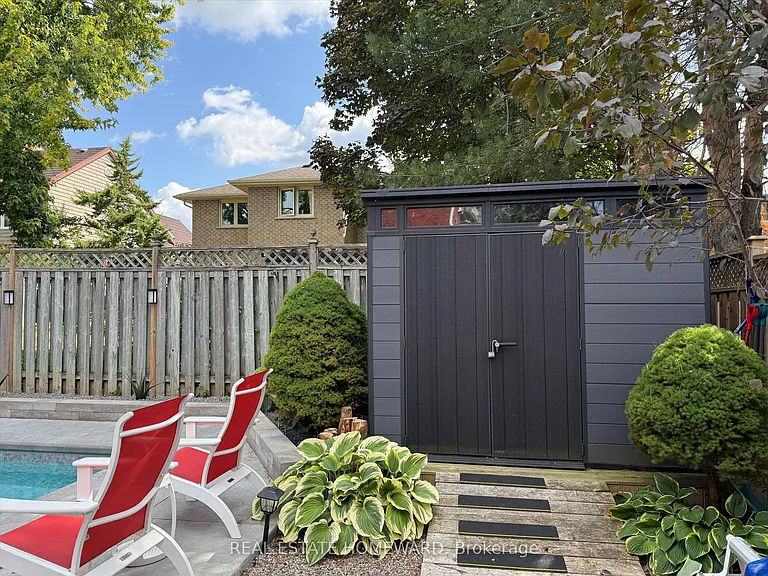 1530 Scollard Cres — Photo 27