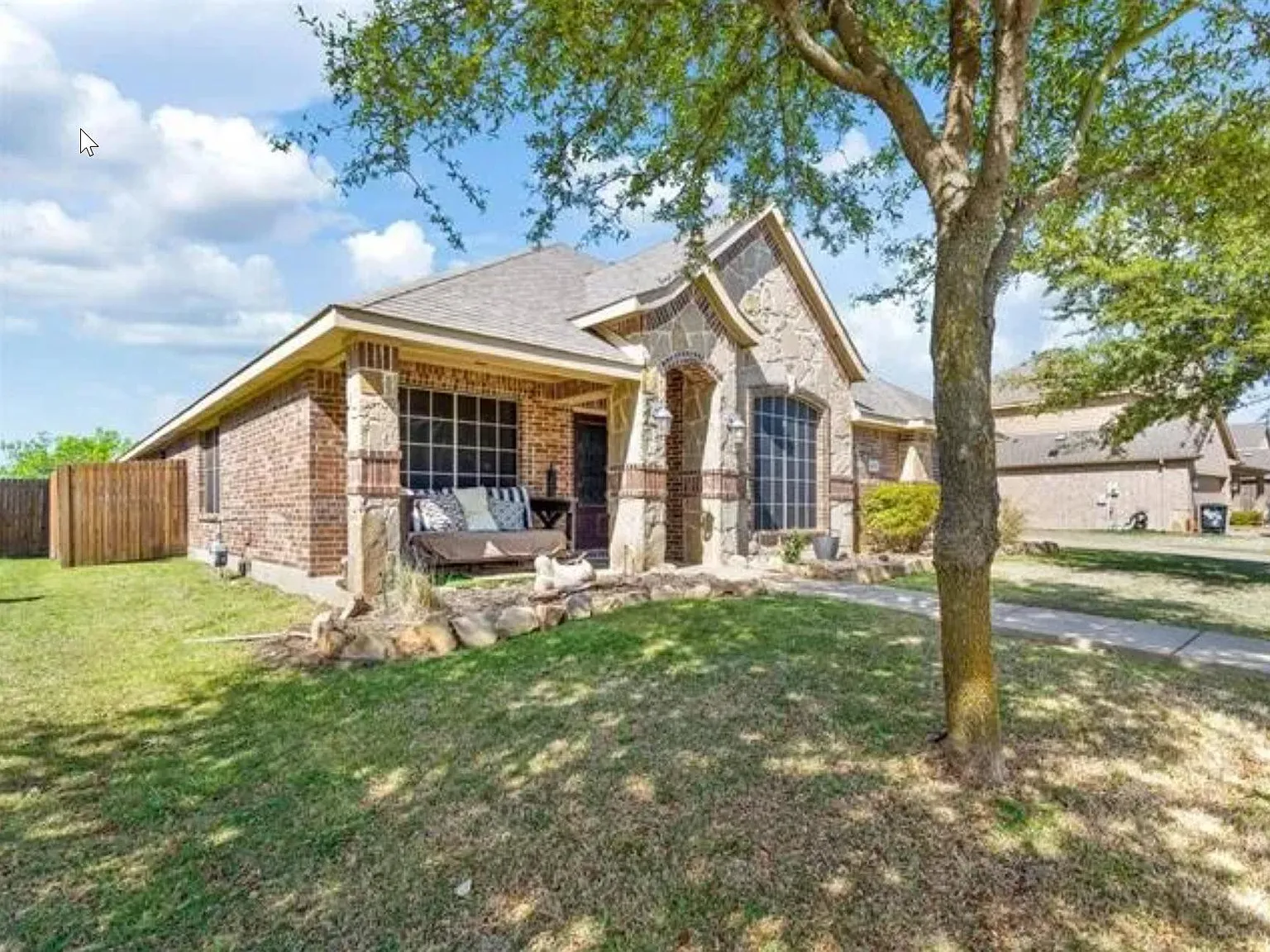 1052 Lufkin Ln — Photo 3