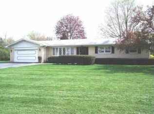 2569 Canterbury Dr, Northbrook, IL 60062