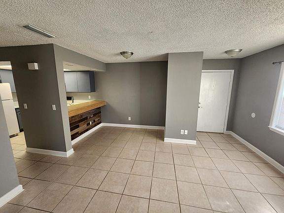 3rd image of 3055 Sir Hamilton Cir #7