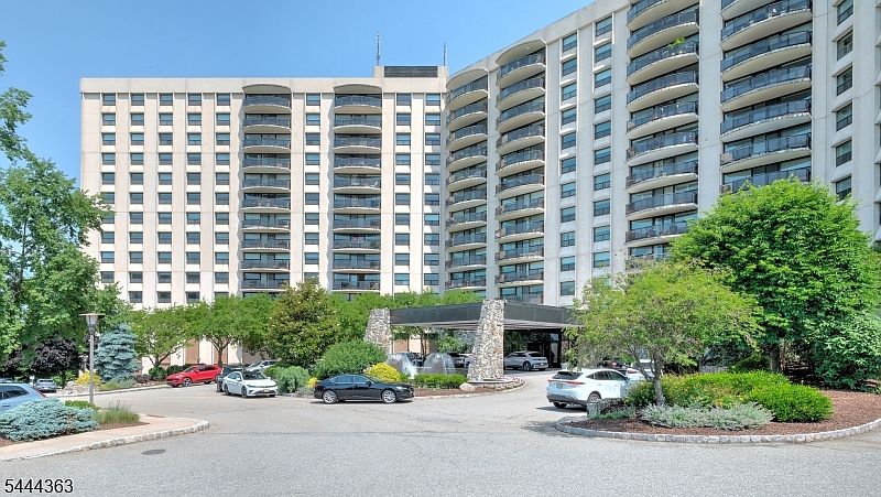 1st image of 2 Claridge Dr BLDG 2 #M W