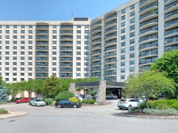 2 Claridge Dr BLDG 2 #M W, Verona Twp., NJ 07044