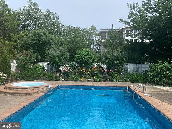 2nd image of 4 Sandy Cove Ln